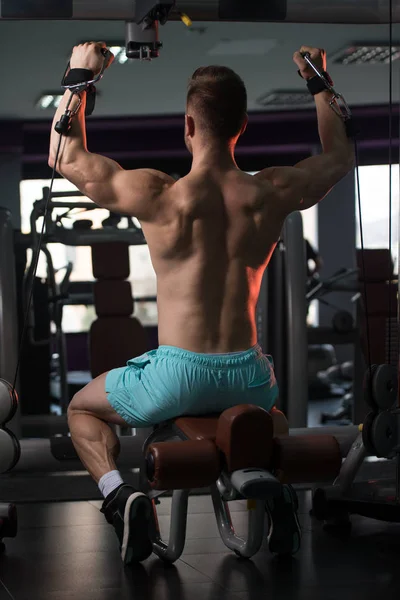 Spor salonunda egzersiz omuz genç adam — Stok fotoğraf