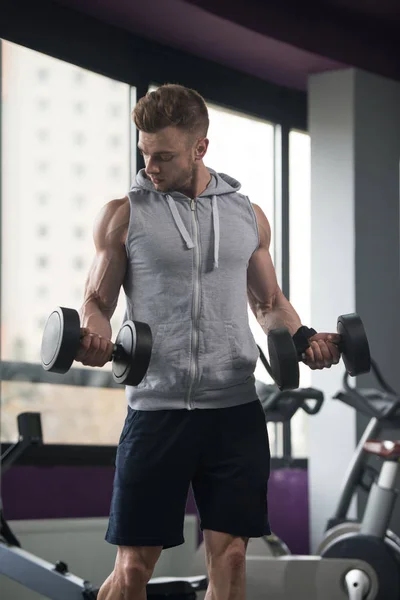 Bodybuilder Exercising Biceps With Dumbbells In Gym — Stock Photo, Image