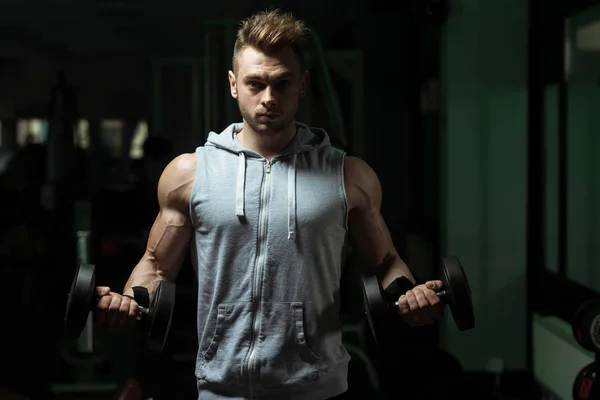 Ćwiczenia na Biceps z hantlami w siłowni kulturysta — Zdjęcie stockowe
