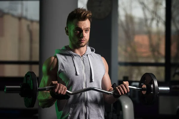 Bărbat În The Gym Exercitarea Biceps Cu Barbell — Fotografie, imagine de stoc