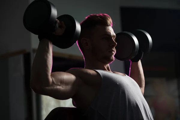 Bir spor salonunda egzersiz omuzlar — Stok fotoğraf