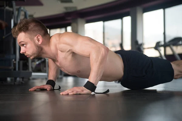 Joven Hombre Ejercicio Push Ups — Foto de Stock