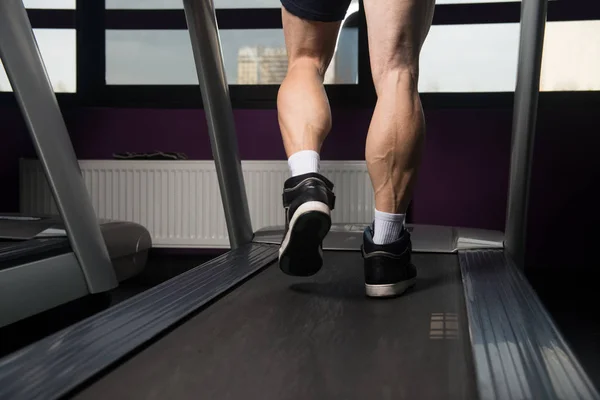 Hombre pies en cinta de correr — Foto de Stock