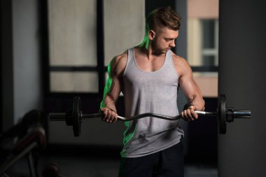 Pazı ile Halter salonunda egzersiz vücut geliştirmeci