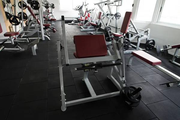 Moderno Centro Fitness Con Attrezzature Macchine — Foto Stock