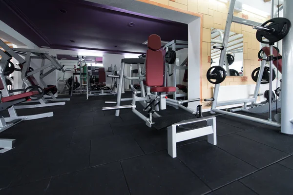 Centro Moderno Aptidão Sala Ginástica Com Equipamentos Máquinas — Fotografia de Stock