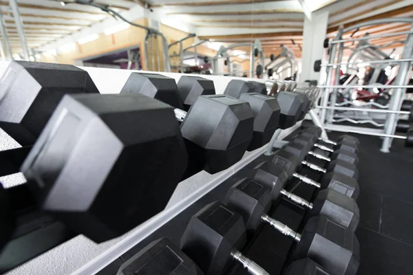 Εξοπλισμός Και Μηχανήματα Στο Σύγχρονο Γυμναστήριο Fitness Center — Φωτογραφία Αρχείου