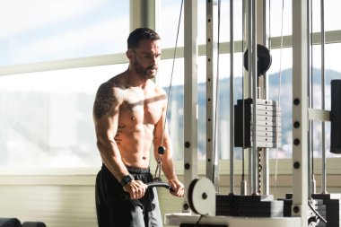genç adam triceps spor salonunda egzersiz