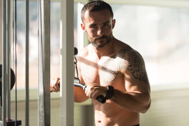 genç adam triceps spor salonunda egzersiz