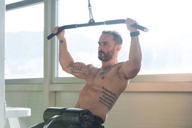 Bel için ağır egzersiz yaparak atlet