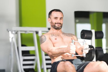 Spor salonunda egzersiz vücut geliştirmeci