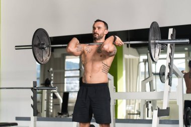 Ağır egzersiz halter ile yapan erkek