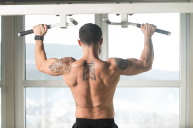 erkek atlet çekme işi ups