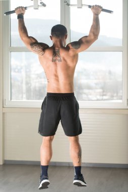 vücut geliştirmeci Pull ups en iyi sırt egzersizleri yapıyor