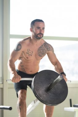 Bel için ağır egzersiz yaparak atlet