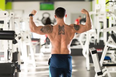 Vücut geliştirmeci Fitness Model çifte kol kası egzersizleri sonra poz