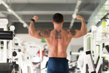 Vücut geliştirmeci Fitness Model çifte kol kası egzersizleri sonra poz