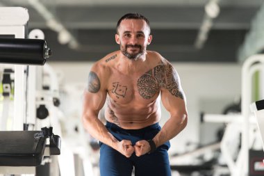 Yakışıklı kaslı adam içinde jimnastik salonu kas esneme