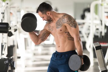 Pazı egzersiz Dumbbells ile adam