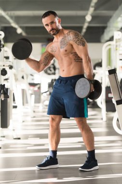 Pazı egzersiz Dumbbells ile adam