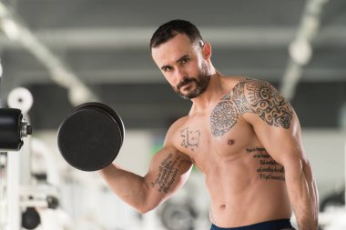 Pazı egzersiz bir spor salonunda Dumbbells ile