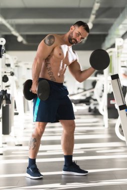 Pazı egzersiz bir spor salonunda Dumbbells ile