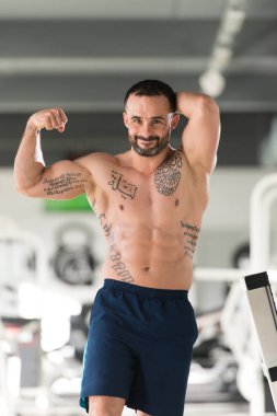 Sağlıklı bir insan gösteren karın kas