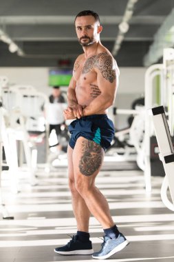 Adam iyi eğitimli cesedini gösterilen spor salonunda