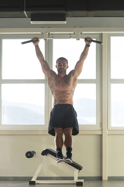 Man Performing Hanging Leg Raises Exercise — Stock Photo, Image