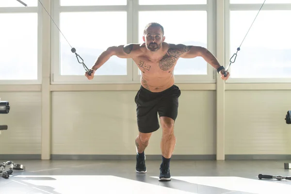 Bröst träning kabel Crossover i Gym — Stockfoto