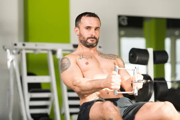 Homem muscular fazendo exercício de peso pesado para as costas — Fotografia de Stock