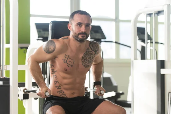 Vücut geliştirmeci Triceps makinede egzersiz — Stok fotoğraf