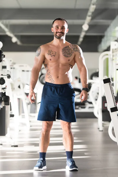 Ritratto di un uomo muscoloso in forma fisica — Foto Stock