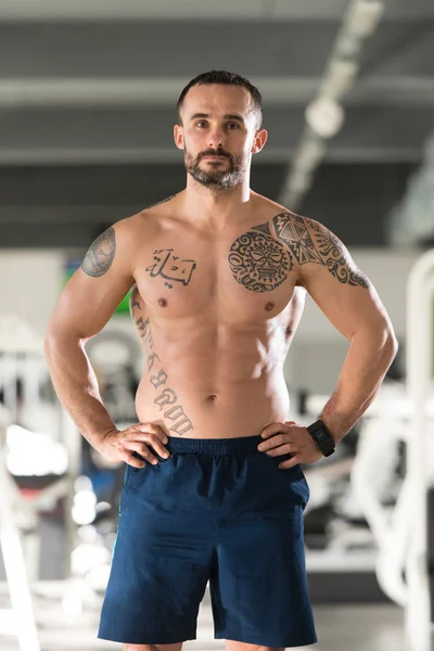 Bonito Muscular Homem Flexante Músculos Em Ginásio — Fotografia de Stock