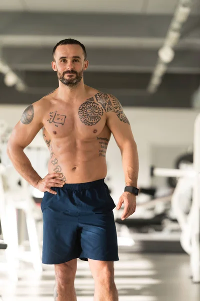 Retrato de un hombre musculoso físicamente en forma —  Fotos de Stock