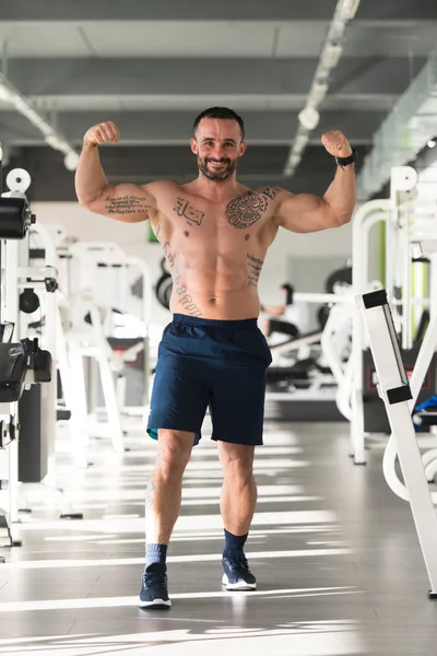 Bodybuilder Fitness Model Posing Double Biceps After Exercises — Stock Photo, Image