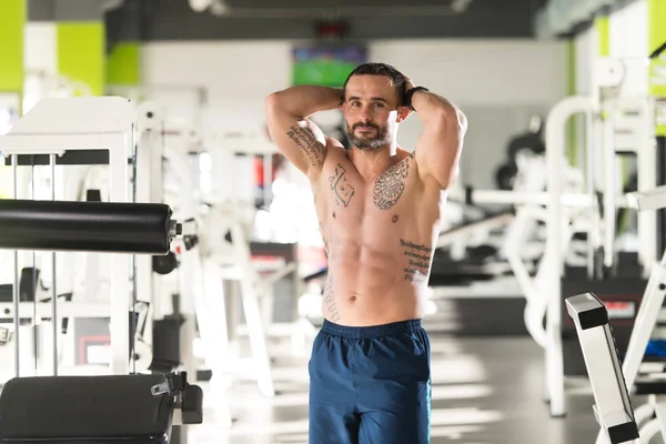 Uomo sano con sei pacchetto — Foto Stock