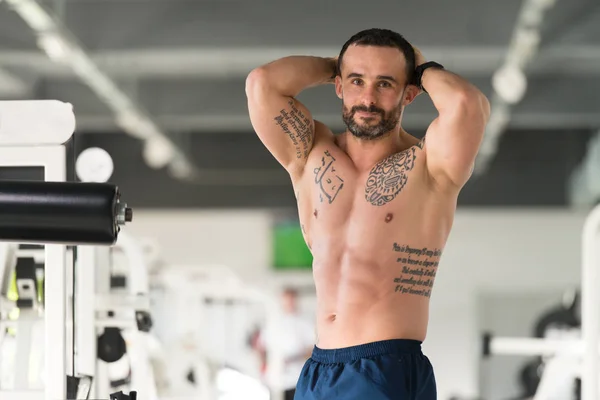 Hombre sano con paquete de seis — Foto de Stock