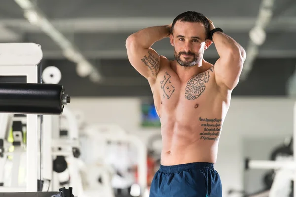 Homem saudável mostrando músculo abdominal — Fotografia de Stock