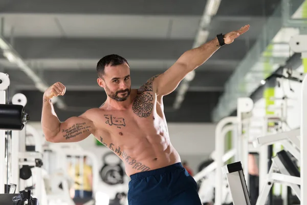 Seriöser Bodybuilder steht im Fitnessstudio — Stockfoto