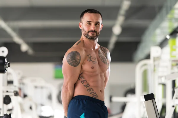 Hombre sano mostrando músculo abdominal —  Fotos de Stock