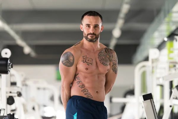 Muscular Man Flexing Muscles In Gym — Stock Photo, Image