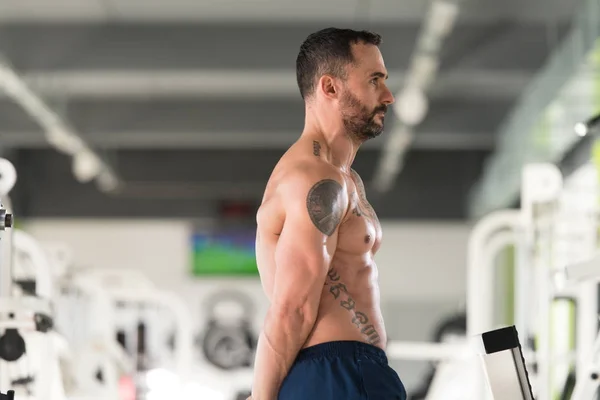 Bodybuilder Flexing Muscles — Stock Photo, Image