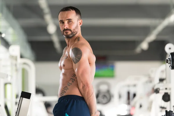 Handsome Muscular Man Flexing Muscles In Gym — Stock Photo, Image