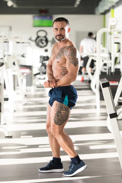 Serious BodyBuilder de pie en el gimnasio —  Fotos de Stock