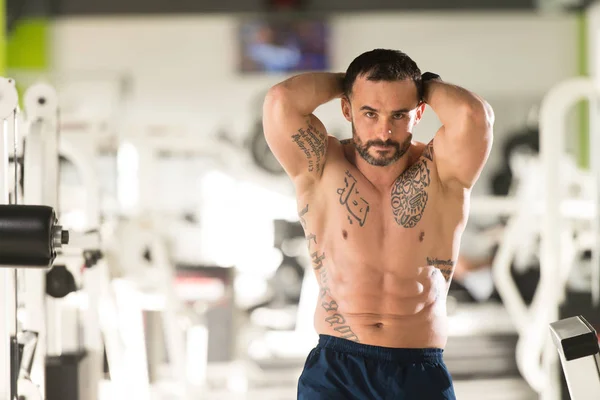 Hombre sano mostrando músculo abdominal —  Fotos de Stock