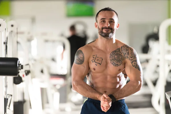 Retrato de um homem musculoso fisicamente apto — Fotografia de Stock