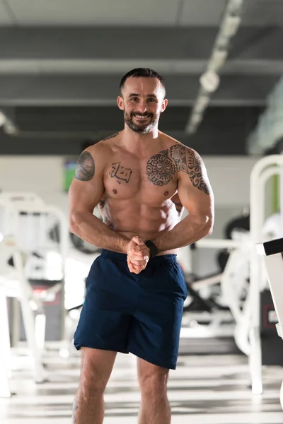 Standing Strong In Gym — Stock Photo, Image