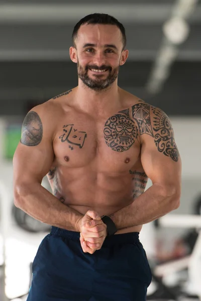 Man In Gym Showing His Well Trained Body — Stock Photo, Image