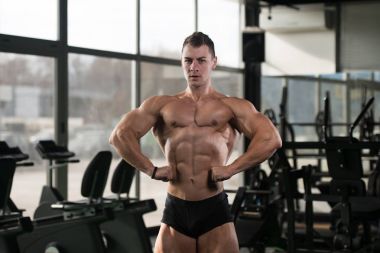 Sağlıklı bir insan gösteren karın kas